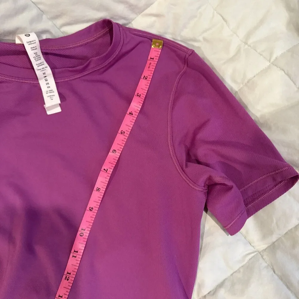Lululemon Sun Shelter Short Sleeve Rash Guard in Marvel, Size 6- Small/Medium